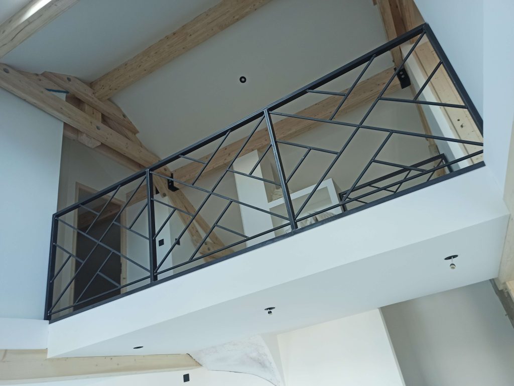 Garde-corps en acier sur mesure de la mezzanine, vu depuis le niveau inférieur à Saint-Nizier-du-Moucherotte.