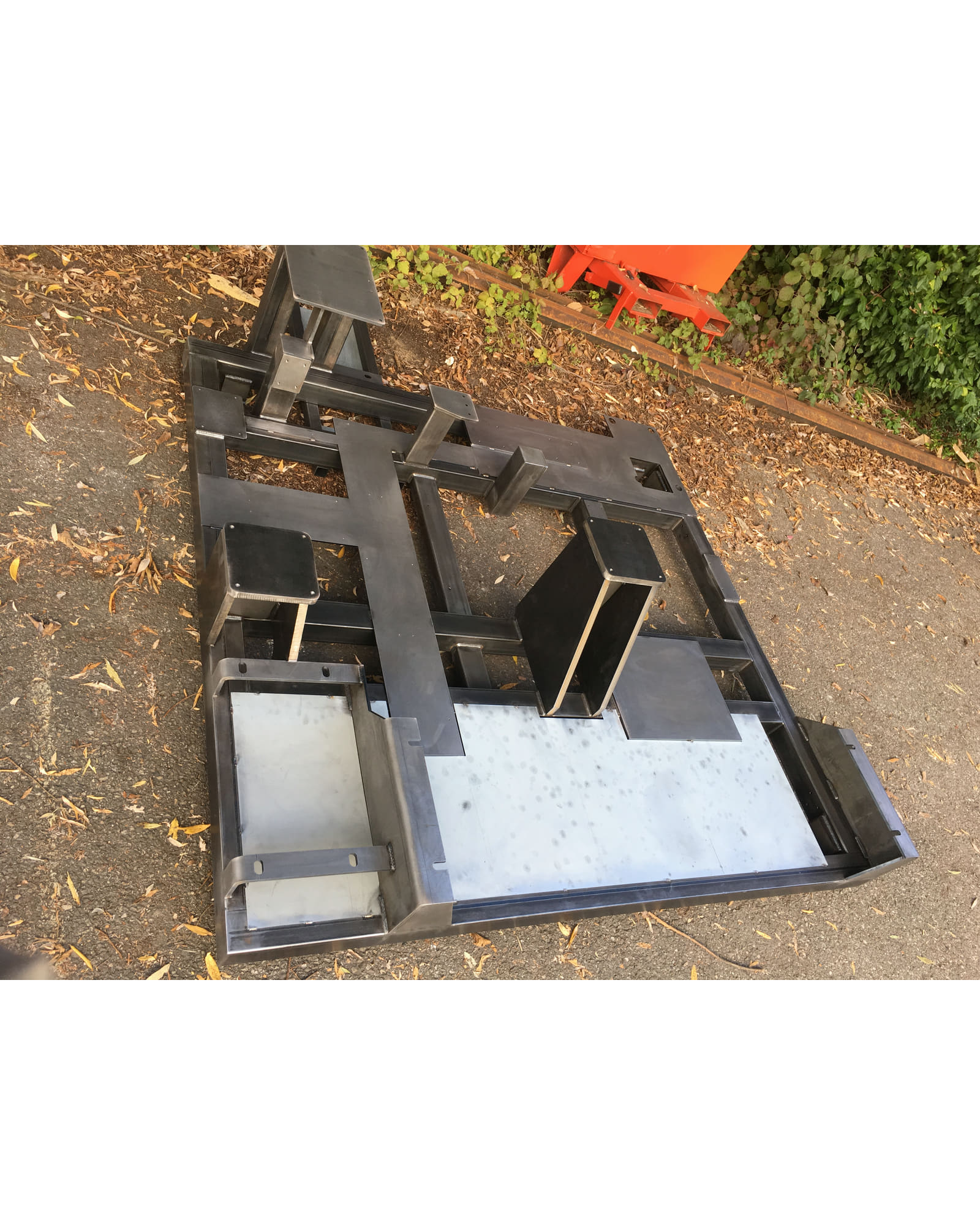 Vue d’ensemble du grand châssis acier avec ses supports surélevés, ses platines et sa tôle basse.