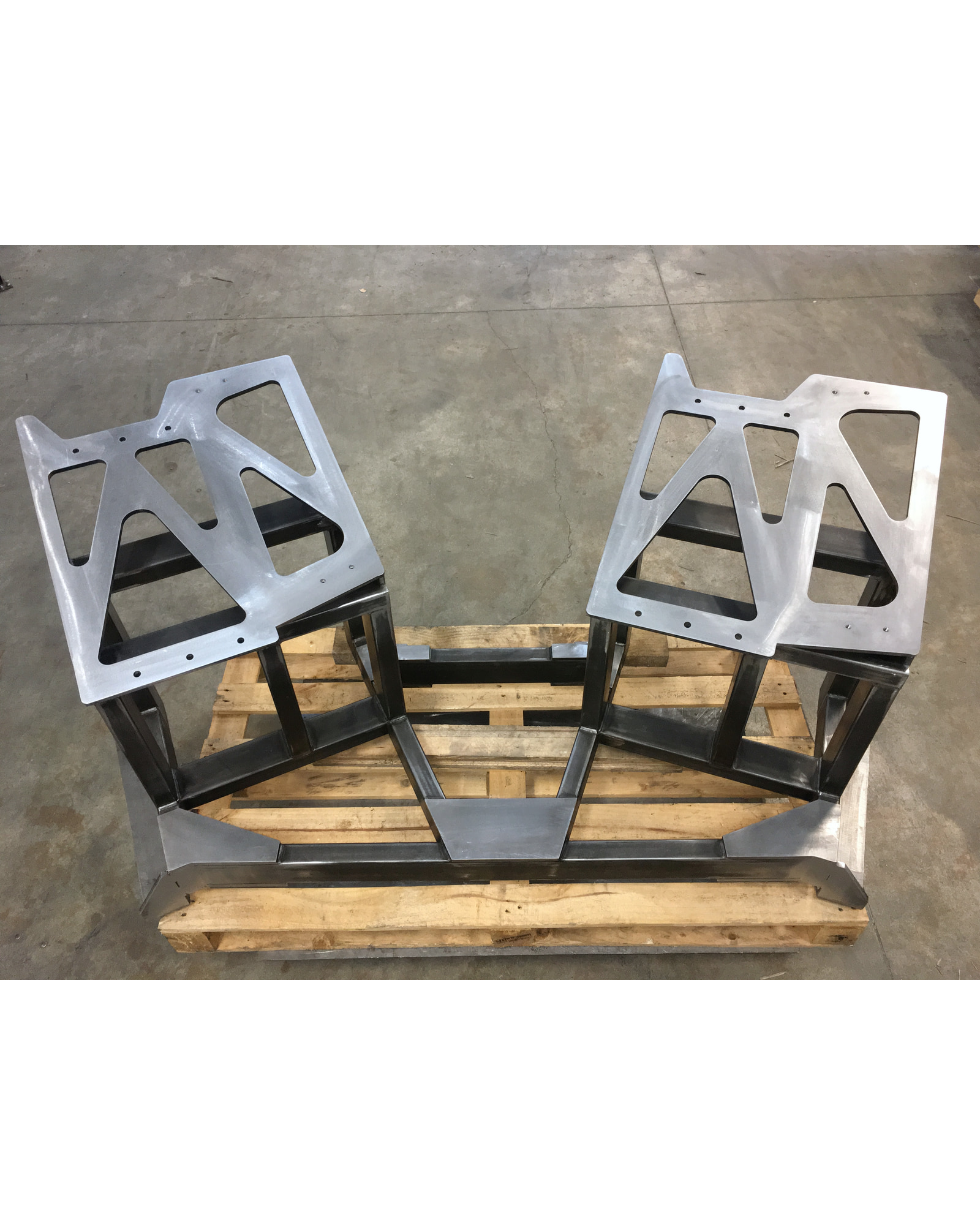 Vue de face du second châssis avec ses deux supports et ses plaques ajourées et percées.