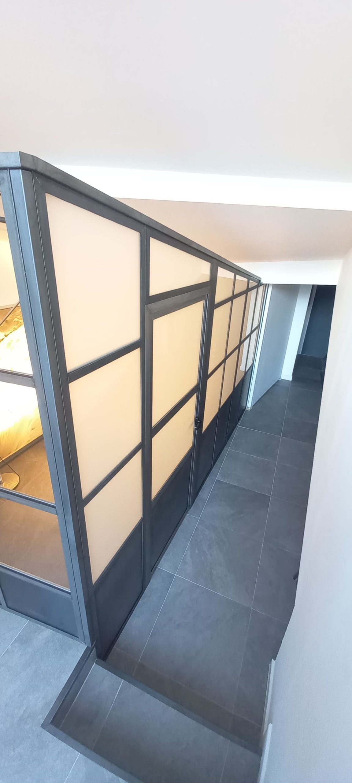 Vue en hauteur de la verrière et de la porte côté couloir.