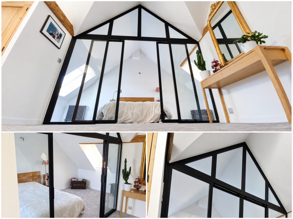 Montage de la verrière coulissante à Saint-Martin-d'Uriage : ensemble en acier noir, portes ouvertes et imposte triangulaire.
