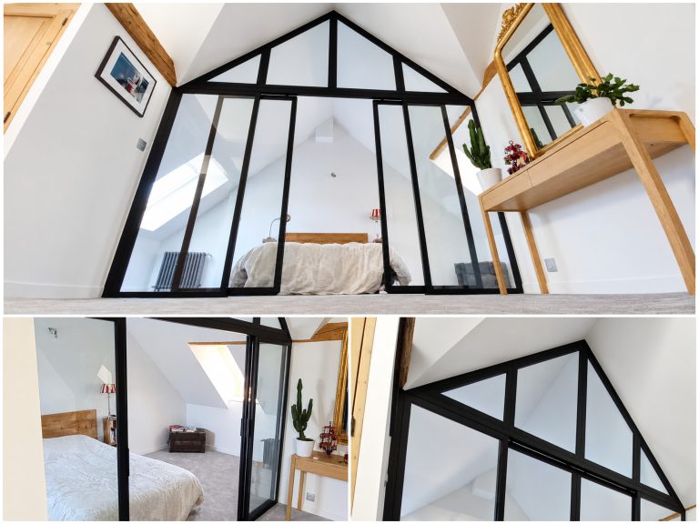 Montage de la verrière coulissante à Saint-Martin-d'Uriage : ensemble en acier noir, portes ouvertes et imposte triangulaire.